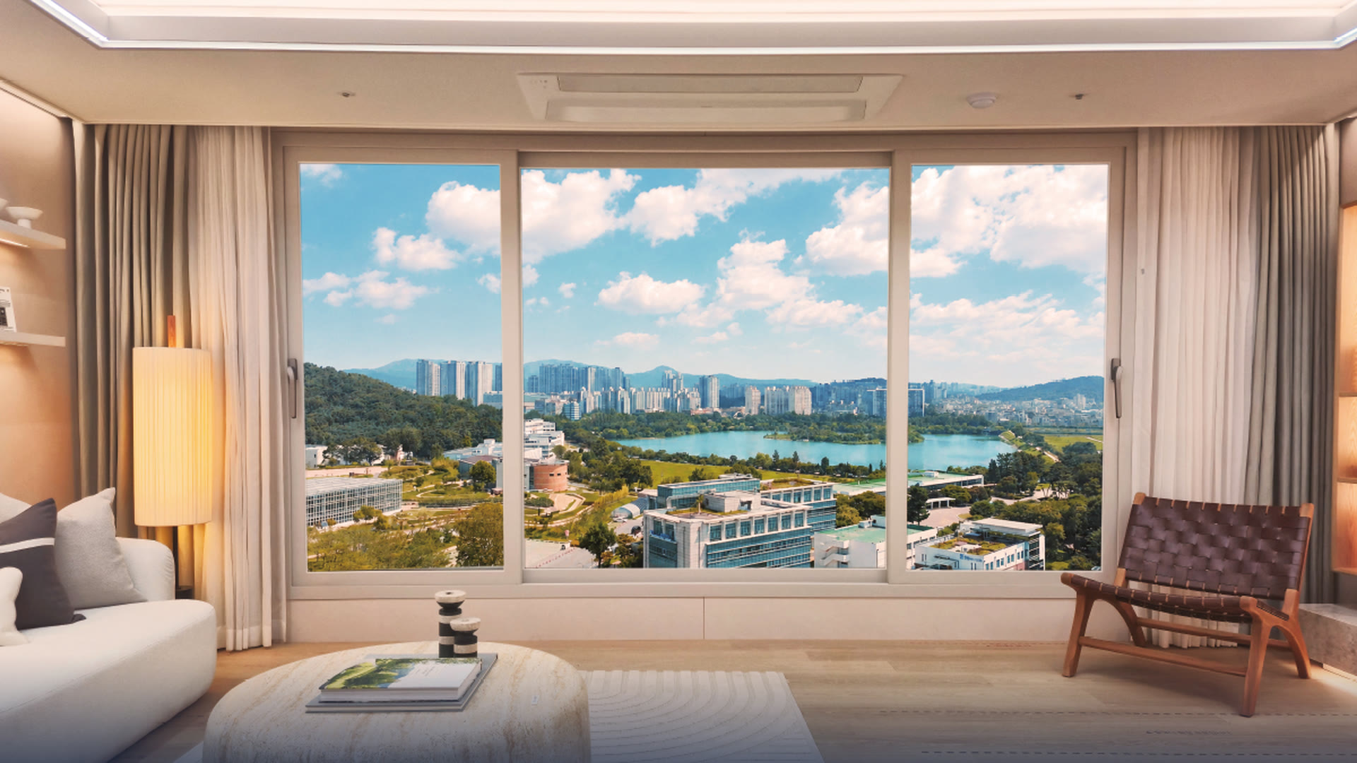 LAKE VIEW, 거실 창 너머 호수 조망 연출 이미지